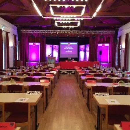 Отель Hotel Restaurant Haus Vorst 3*